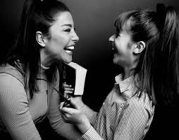 Eski manken Deniz Akkaya, 16 yaşındaki kızından şiddet gördüğü ve kilitlendiği balkondan polislerin yardımıyla kurtulduğunu söyledi. Karakolda biten olayla 16 yaşındaki kız, devlet korumasına alındı.